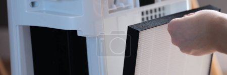 Téléchargez les photos : Replacing the filter in air conditioner and outdoor air purifier. Purifier filters and portable air conditioner - en image libre de droit