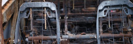 Téléchargez les photos : Burnt rusty car after fire or accident. Abandoned old burnt car concept - en image libre de droit