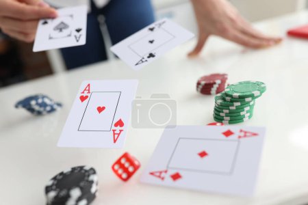 Foto de Cartas de poker ases se lanzan en el casino en línea. Jugar al póquer y ganancias financieras - Imagen libre de derechos
