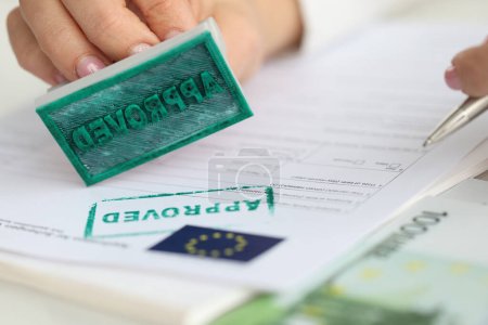 Foto de Solicitud de visado Schengen de la UE y documento aprobado. Solicitud positiva de entrada en la Unión Europea - Imagen libre de derechos