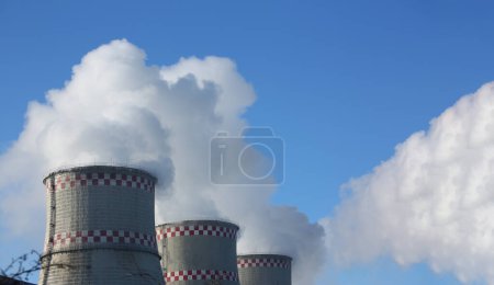 Foto de Central térmica de gas con enormes tuberías de humo y vapor. Uso del gas natural en la ingeniería térmica y la crisis de escasez de gas natural - Imagen libre de derechos