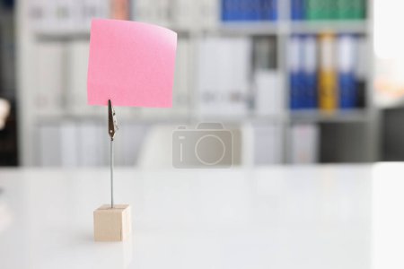 Téléchargez les photos : Note collante rose vierge sur le bureau. Rappel aux entreprises et lieu de planification à faire pour le texte - en image libre de droit