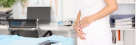 Foto de Mujer con dolor abdominal severo en clínica. Menstruación, gastritis concepto de aborto - Imagen libre de derechos