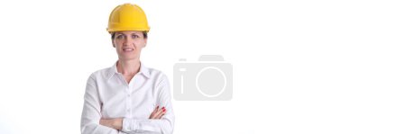 Foto de Ingeniera femenina en construcción protectora amarilla sombrero duro sobre fondo blanco. Seguridad en la obra - Imagen libre de derechos