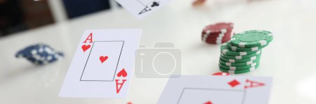 Foto de Cartas de poker ases se lanzan en el casino en línea. Jugar al póquer y ganancias financieras - Imagen libre de derechos