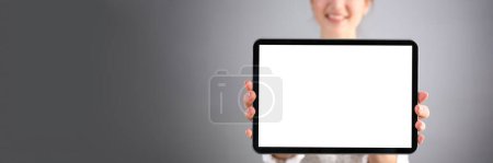 Schön lächelnde Geschäftsfrau hält ein digitales Tablet in der Hand. Werbung auf dem Tablet-Bildschirm