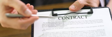 Homme gestionnaire donnant document contractuel client et stylo pour signer gros plan. Concept officiel d'emploi