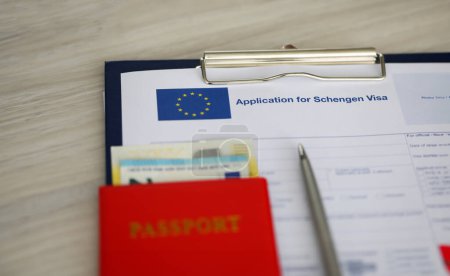 Primer plano del portapapeles con solicitud de documento de visado schengen y pasaporte con billetes. Documento de solicitud de adhesión a la Unión Europea. Concepto de viaje al extranjero
