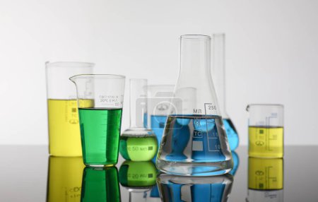 Chemieindustrie Glühbirne mit blauem Magenta-Reagenzglas Hintergrund