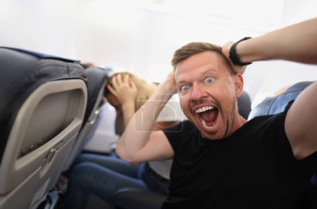 Foto de Hombre volando en avión y gritando de miedo. Plano se bloquea concepto - Imagen libre de derechos