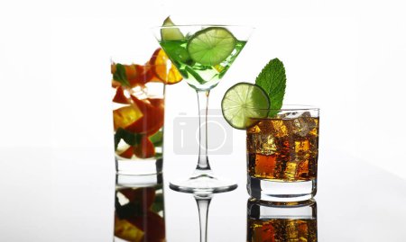 Téléchargez les photos : Cola cocktail de groupe avec mojito au whisky dans un imprimé en verre pour fond de cuisine écorché. Barre intérieure produits ameublement à la mode design noir gris dégradé tranches de fruits et de glace. - en image libre de droit