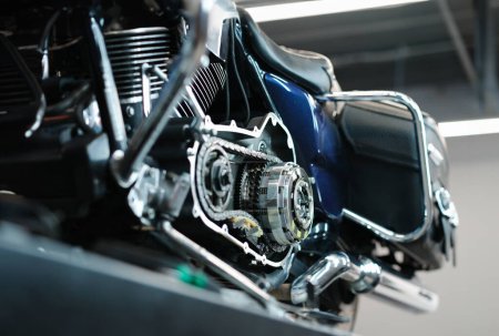 Motocicleta azul en reparación severa primer plano fondo. Concepto de servicio de piezas de moto
