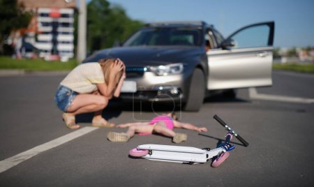Téléchargez les photos : Portrait de fille avec scooter frappé sur la route en voiture, témoin oculaire inquiétude pour l'enfant, accident de la route. Conducteur automobile frappé enfant. Accident, concept de violation - en image libre de droit