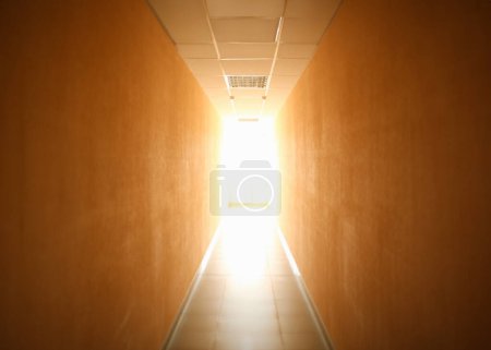 Téléchargez les photos : Long tunnel étroit avec lumière à la fin comme concept abstrait de quelque chose d'inévitable - en image libre de droit