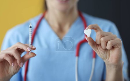 Téléchargez les photos : Médecin tenant une seringue avec de l'insuline et un morceau de sucre dans sa main gros plan. Prévention du diabète sucré concept - en image libre de droit