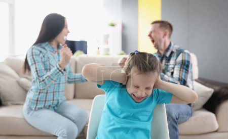 Téléchargez les photos : Petite fille fermant les oreilles sur fond de jurons de parents à la maison. Comment les problèmes des adultes sont-ils reflétés sur le concept de psyché de l'enfant - en image libre de droit