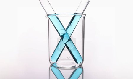 Téléchargez les photos : Deux éprouvettes avec liquide non protégé dans un bécher en verre. Concept d'industrie chimique - en image libre de droit