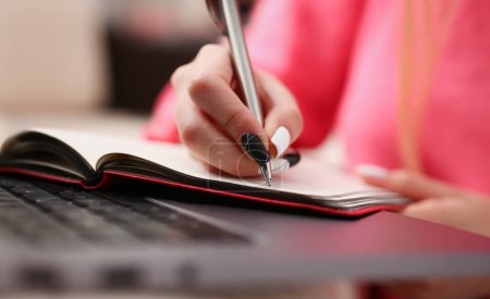 Téléchargez les photos : Femme étudier dur écrire l'information à notebook concept d'éducation - en image libre de droit