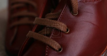 Foto de Naranja zapatos de cuero rojo hombres mujeres unisex belleza estilo de moda aislado sobre fondo blanco encajes tienda ropa elegante - Imagen libre de derechos