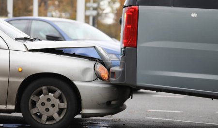 Auto durchbrach Motorhaube und Frontscheinwerfer krachte in Lastwagen. Informieren Sie Ihre Versicherung über den Versicherungsfall. Augenzeugenberichte. Haftpflichtversicherung