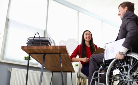 Porträt eines fröhlich lächelnden Firmenchefs, der Kandidaten auf freie Stellen interviewt. Behinderter Mann im Rollstuhl. Anpassung von Menschen mit Behinderungen im Gesellschaftskonzept