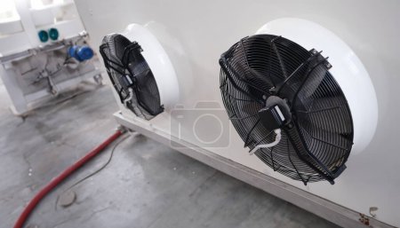 Foto de Ventiladores industriales para aire acondicionado grande en la sala de producción. Funcionamiento del concepto de equipo de ventilación - Imagen libre de derechos