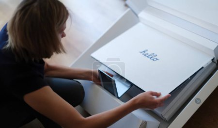 Tiflis, Georgien - 18. August 2022: Frau holt neuen iMac-Monitor aus Box. Erschwinglicher und hochwertiger Apple-Monitor