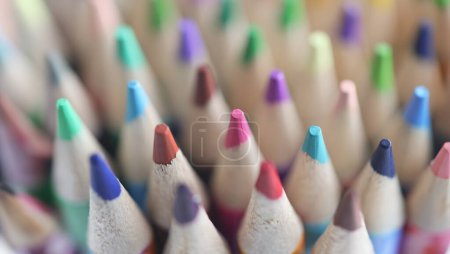 Muchos lápices afilados de madera multicolor para dibujar fondo de primer plano. Aprendizaje lecciones concepto
