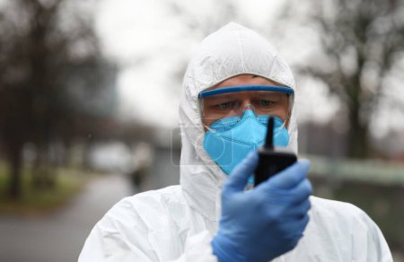 männliche Virologe halten Infektionsquelle Detektor Porträt. Chinesisches Coronavirus-Konzept