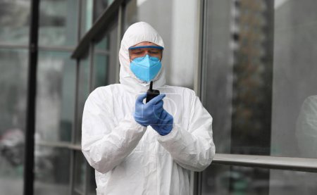 El virólogo masculino sostiene el retrato del detector de fuente de infección. concepto de virus corona china
