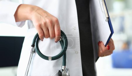 Médico femenino sostiene el fonendoscopio en el hospital médico antecedentes de reanimación
