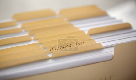 Dossiers jaunes avec étiquettes et papier rangés dans le fichier d'assurance gros plan
