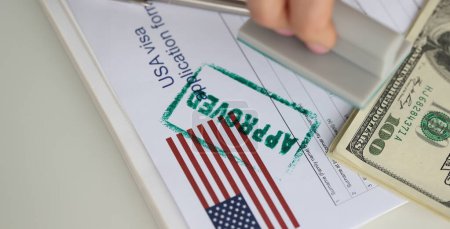 El documento está aprobado para la visa de EE.UU. Solicitud exitosa de visa de turista en EE.UU. y dólares