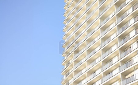 Construction multi-étages dans le ciel bleu. Beaucoup de balcon avec fenêtre. Bâtiment de haute construction monolithique
.
