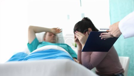 Ärztin bringt vor Trauer weinenden Ehefrau Dokumente über ihre Arbeitsunfähigkeit. Fehlende Krankenversicherung und Behandlungsrechnungen