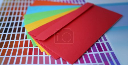 Conjunto de sobres de colores que yacen en forma de fantail primer plano
