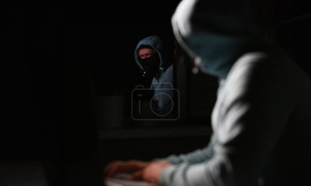 blauer Spiegel Mann carder in Maske verbinden mit Darknet Suchinformationen Banksystem PC Crack Dark Web verwendet gestohlene Kreditkarte Wolke kaufen illegale Dienstleistungen