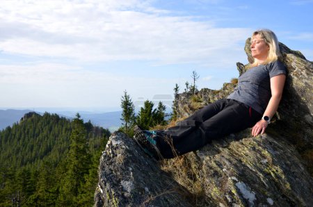 Foto de Mujer en la cima de la montaña Grosser Osser (Velky Ostry) en el Parque Nacional Bayerischer Wald, Alemania. - Imagen libre de derechos