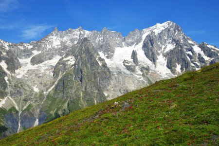 Téléchargez les photos : Beau paysage de montagne avec le mont Grandes Jorasses, massif du Mont Blanc, Courmayeur, Italie. - en image libre de droit