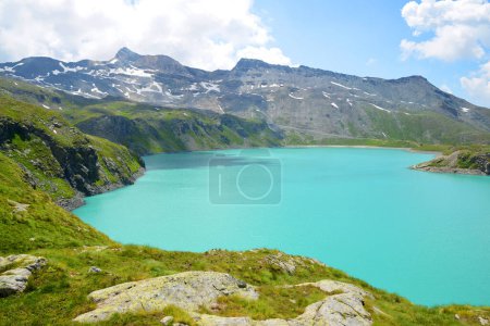 Téléchargez les photos : Lac de montagne Lac de Goillet, vallée d'Aoste, Italie. Paysage estival dans les Alpes. - en image libre de droit