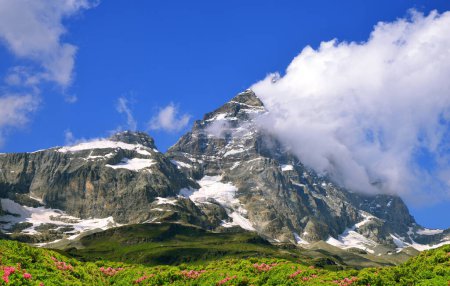 Foto de Monte Cervino o Matterhorn en el día soleado. Vista desde el Breuil-Cervinia. Paisaje de montaña en el valle de Aosta, Italia. - Imagen libre de derechos