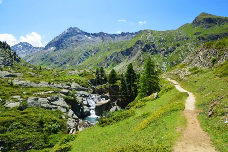 Foto de Parque Nacional Gran Paradiso. Sendero en el Valle di Bardoney, Valle de Aosta, Italia. Hermoso paisaje de montaña en día soleado. - Imagen libre de derechos