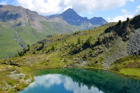 Téléchargez les photos : Lac de montagne Lago di Loie dans le parc national Gran Paradiso, Lillaz, Cogne, Vallée d'Aoste, Italie. Paysage estival dans les Alpes. - en image libre de droit