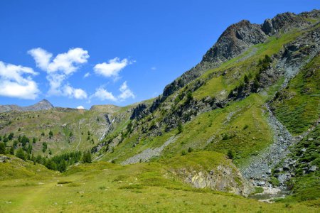 Foto de Parque Nacional Gran Paradiso. Valle di Bardoney, Valle de Aosta, Italia. Hermoso paisaje de montaña en día soleado. - Imagen libre de derechos