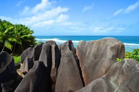 Foto de Paisaje cerca de la playa Anse Source d 'Argent. Isla de La Digue, Océano Índico, Seychelles. - Imagen libre de derechos