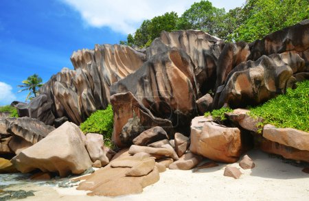 Foto de Piedra de granito en la playa Grande Anse en La Digue Island, Océano Índico, Seychelles. Destino de viaje tropical. - Imagen libre de derechos