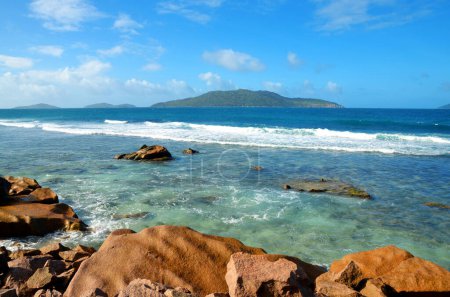 Foto de Vista de la isla Felicite desde la isla La Digue, Océano Índico, Seychelles. - Imagen libre de derechos