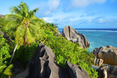 Foto de Anse Source d'Argent beach with big granite rocks in sunny day. La Digue Island, Indian Ocean, Seychelles. Tropical destination. - Imagen libre de derechos