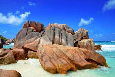 Téléchargez les photos : Plage d'Anse Cocos avec de grandes pierres de granit à L'île de La Digue, Océan Indien, Seychelles. Paysage tropical avec ciel ensoleillé. Destination de voyage exotique. - en image libre de droit