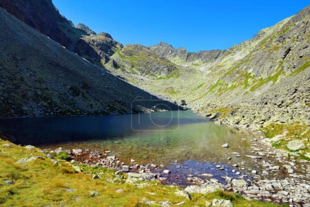 Foto de Lago Dlhe Pleso con Velicky stit en el valle de Velicka, Vysoke Tatry (Montañas Tatra), Eslovaquia. - Imagen libre de derechos
